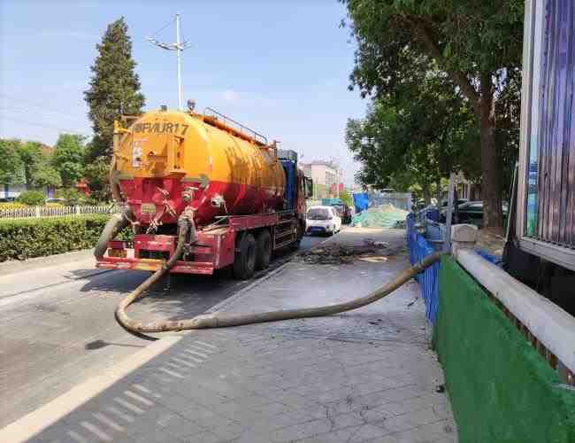 化粪池清理与道路交通的联系是什么？