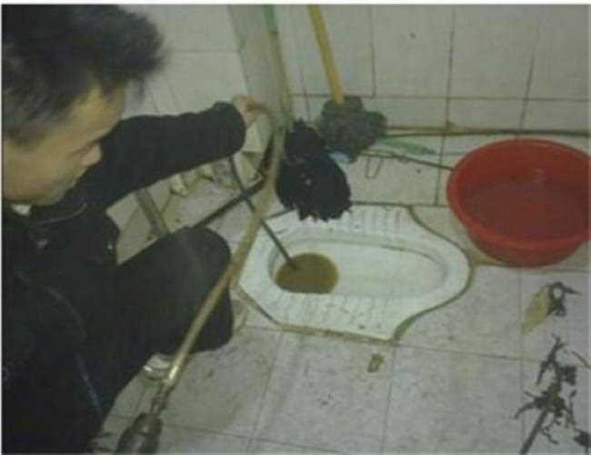 纸把马桶堵了如何自己快速疏通(水可以下去)