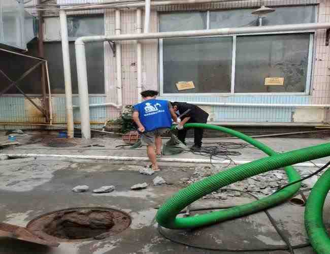 使用自制方法疏通清洗厨房排水管道